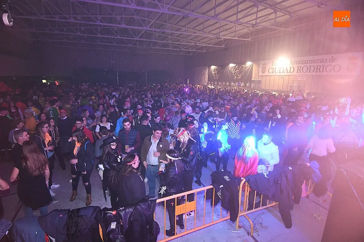 Ambiente baile de disfraces de adultos en el Carnaval del Toro/ Fotos: Adrián M.Pastor