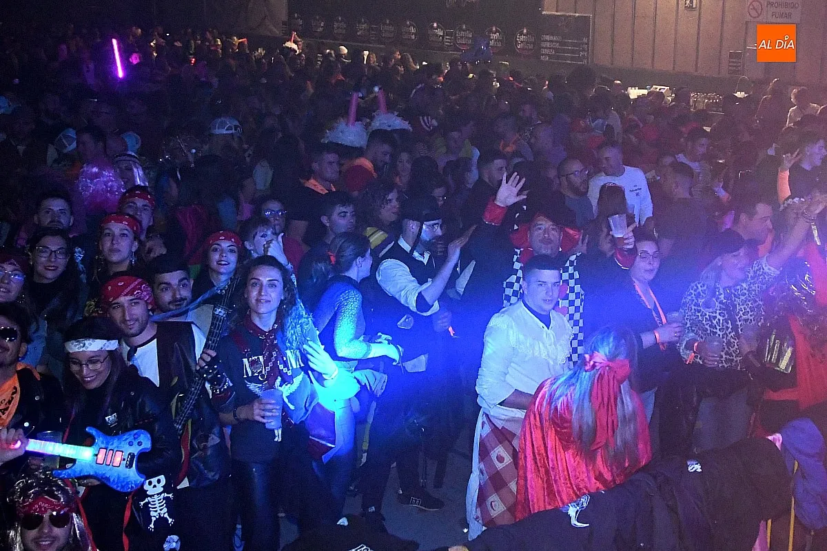 Ambiente baile de disfraces de adultos en el Carnaval del Toro/ Fotos: Adrián M.Pastor
