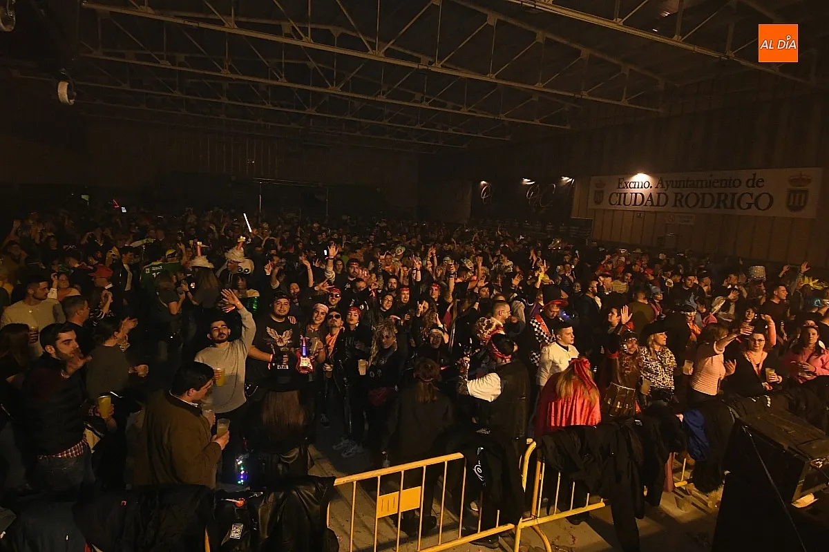 Ambiente baile de disfraces de adultos en el Carnaval del Toro/ Fotos: Adrián M.Pastor