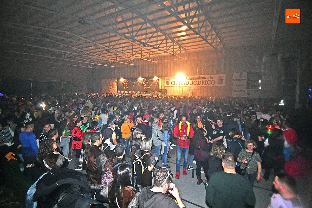 Ambiente baile de disfraces de adultos en el Carnaval del Toro/ Fotos: Adrián M.Pastor