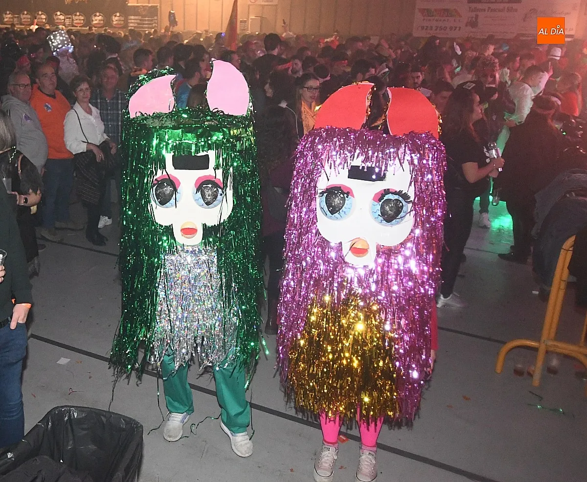 Ambiente baile de disfraces de adultos en el Carnaval del Toro/ Fotos: Adrián M.Pastor