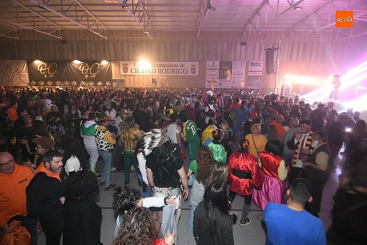 Ambiente baile de disfraces de adultos en el Carnaval del Toro/ Fotos: Adrián M.Pastor