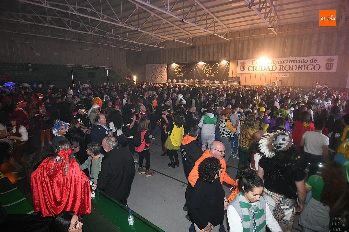 Ambiente baile de disfraces de adultos en el Carnaval del Toro/ Fotos: Adrián M.Pastor