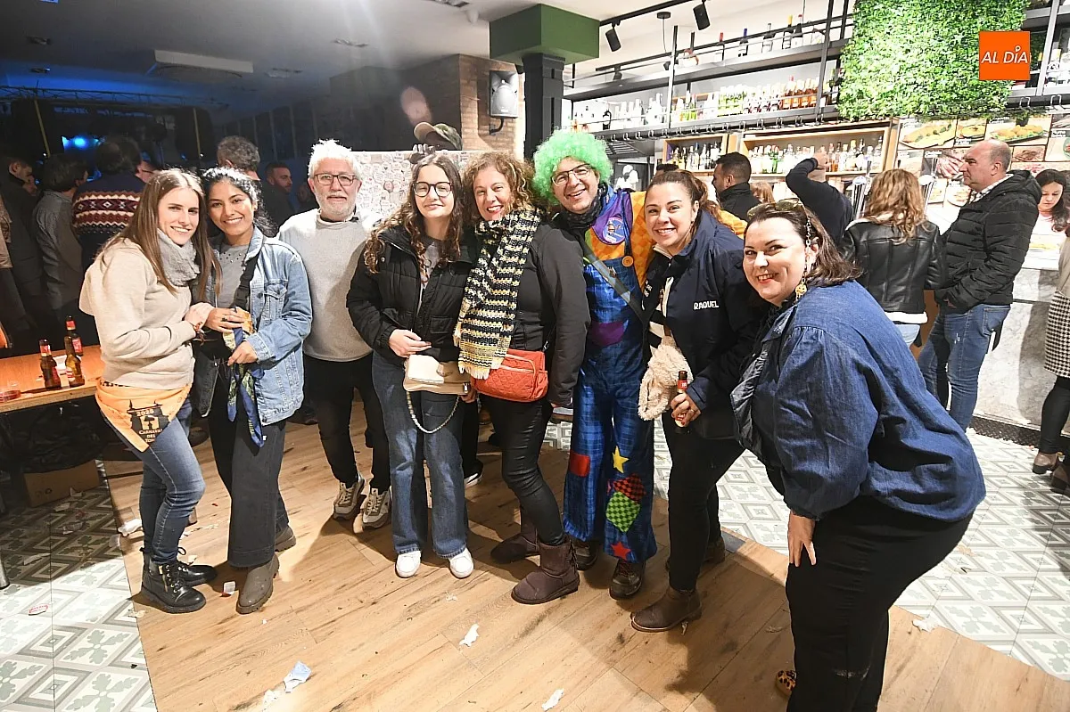 Bares y clientes despiden el Carnaval 2025 / Fotos: Adrián M.Pastor 