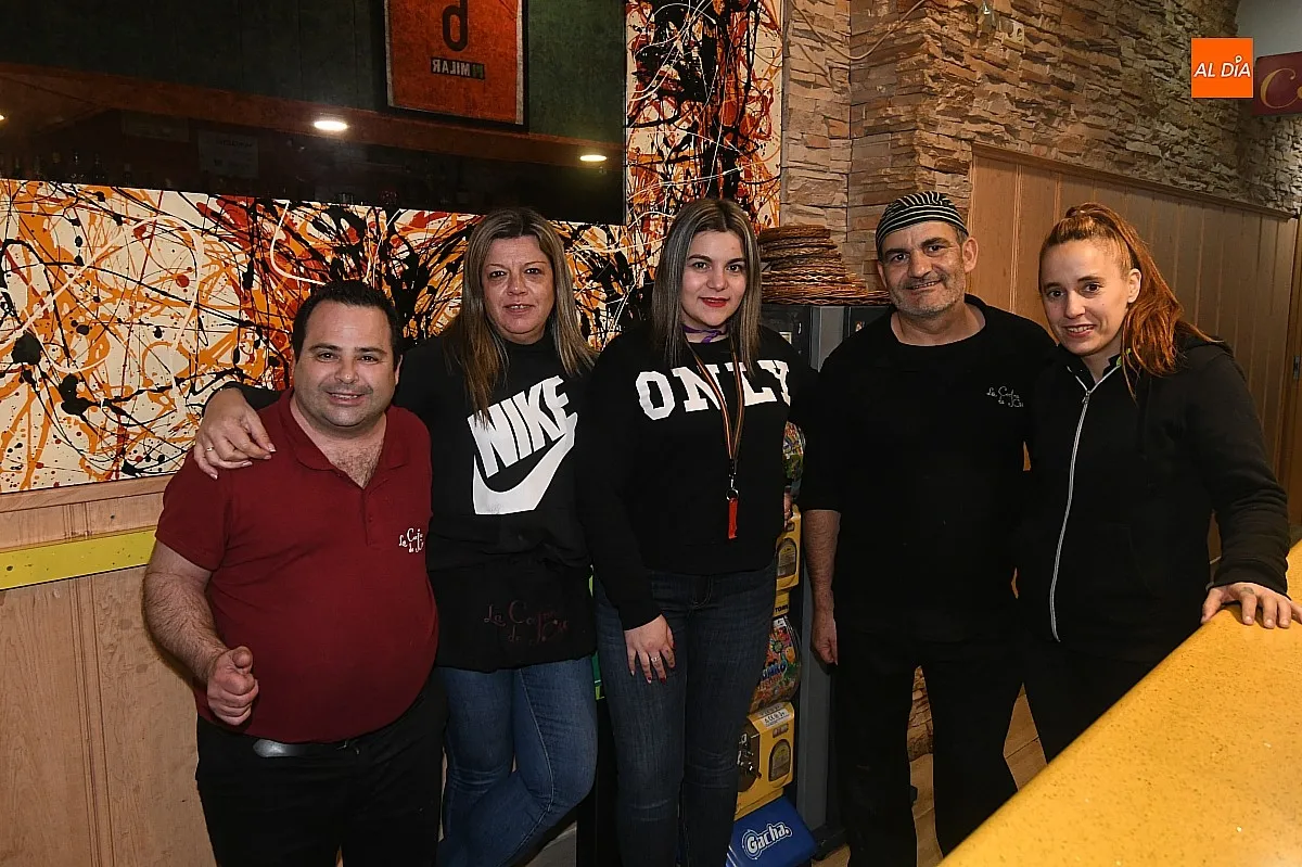Bares y clientes despiden el Carnaval 2025 / Fotos: Adrián M.Pastor 