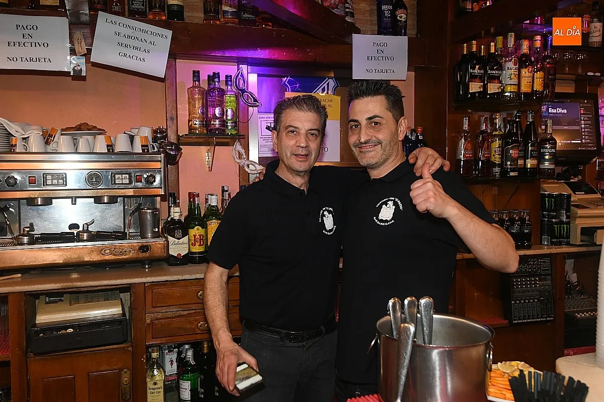 Bares y clientes despiden el Carnaval 2025 / Fotos: Adrián M.Pastor 