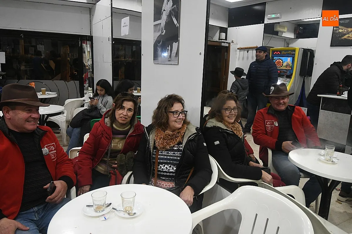 Bares y clientes despiden el Carnaval 2025 / Fotos: Adrián M.Pastor 