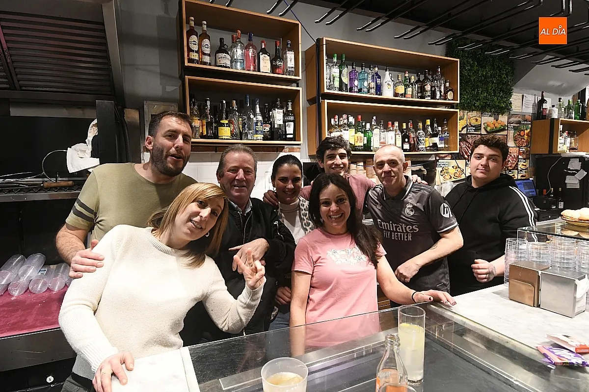 Bares y clientes despiden el Carnaval 2025 / Fotos: Adrián M.Pastor 