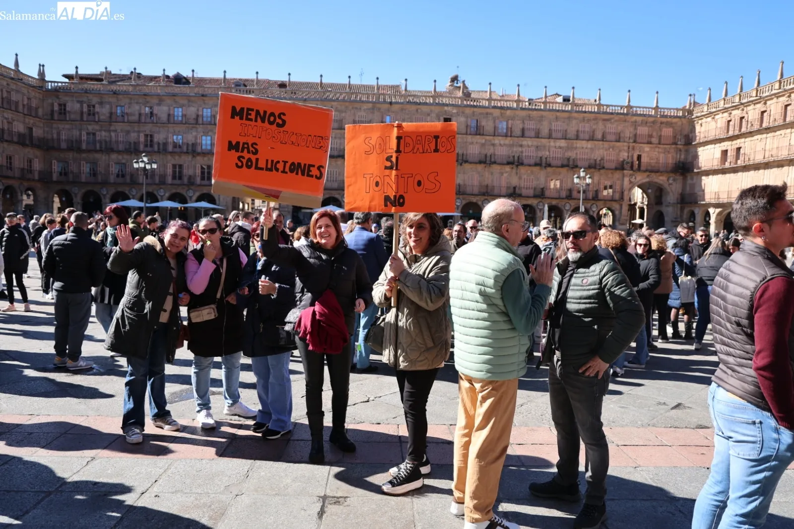 Los vecinos de Puente Ladrillo se concentran contra los centros de acogida a inmigrantes | Fotos: David Sañudo