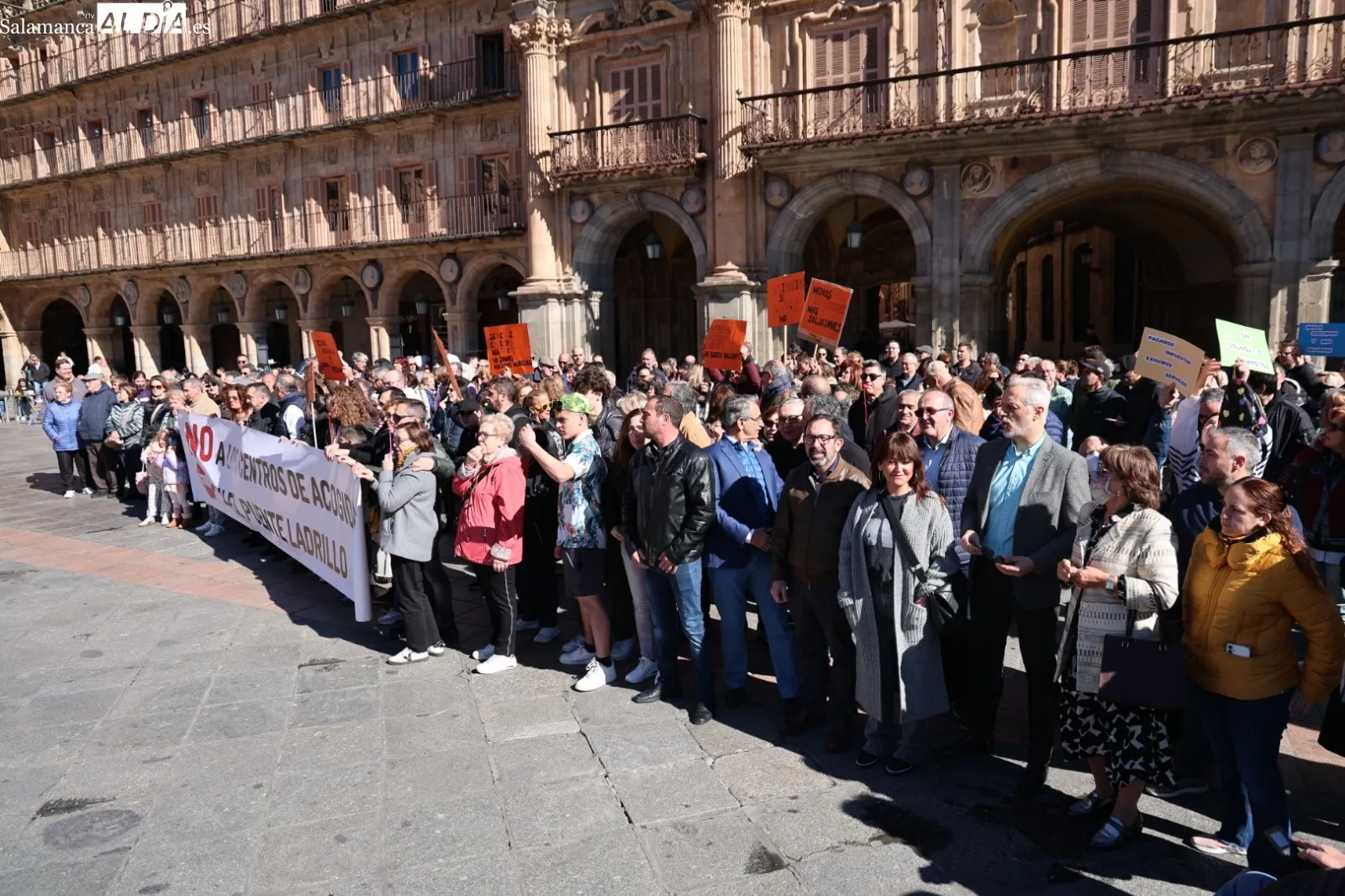 Los vecinos de Puente Ladrillo se concentran contra los centros de acogida a inmigrantes | Fotos: David Sañudo