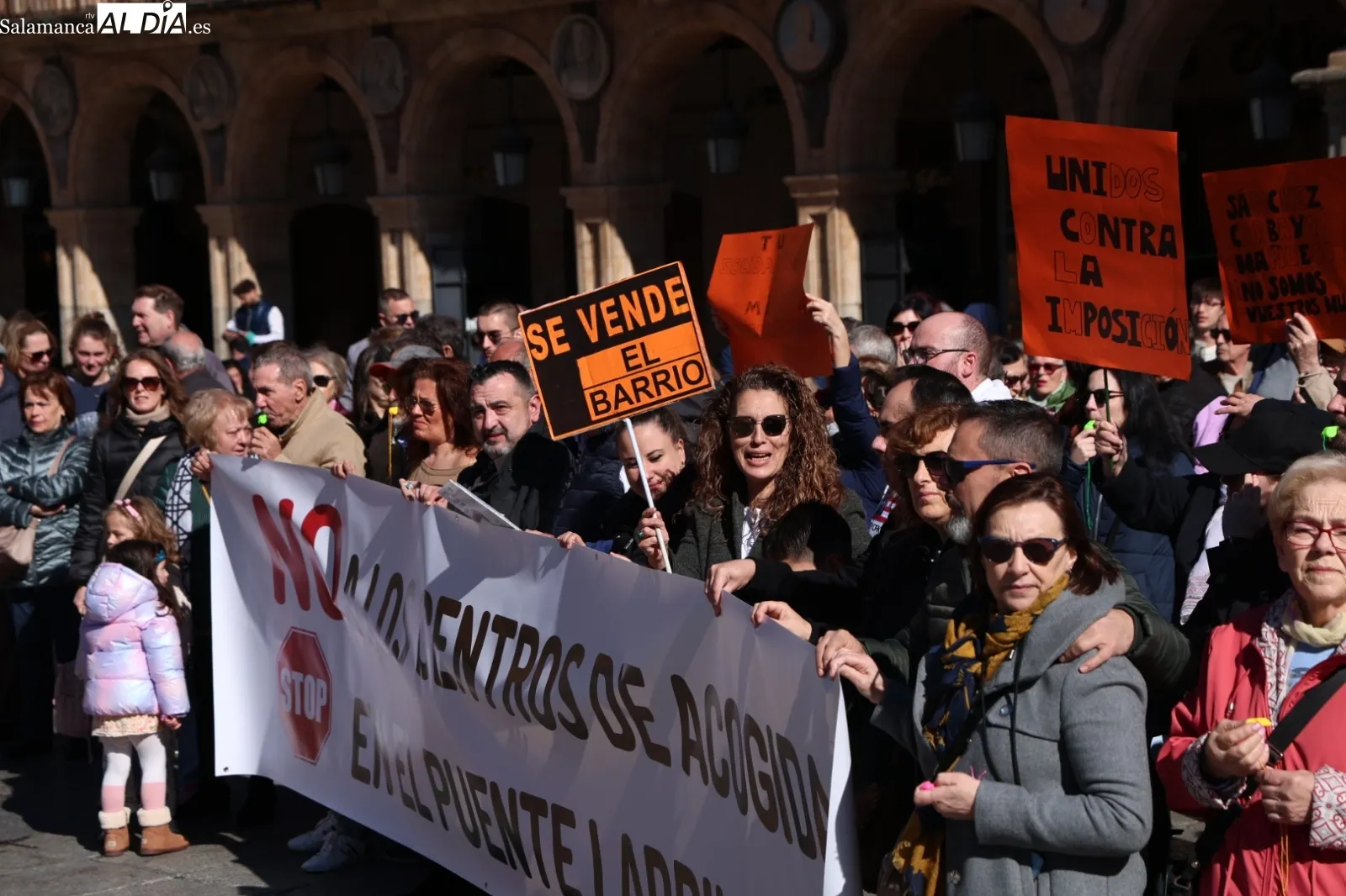Los vecinos de Puente Ladrillo se concentran contra los centros de acogida a inmigrantes | Fotos: David Sañudo