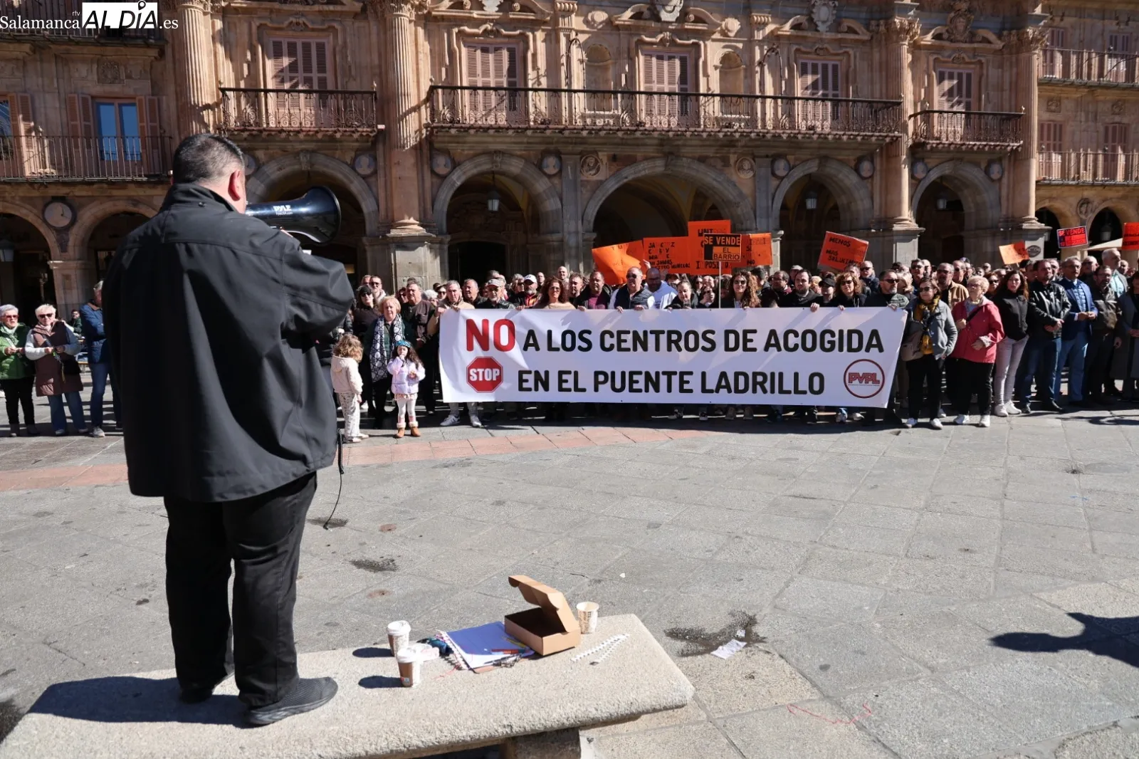 Los vecinos de Puente Ladrillo se concentran contra los centros de acogida a inmigrantes | Fotos: David Sañudo