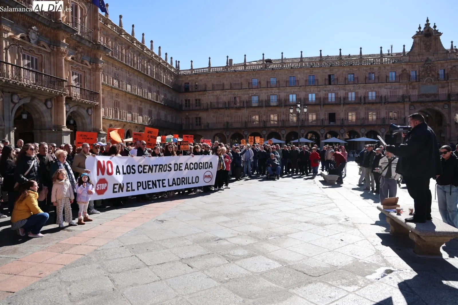 Los vecinos de Puente Ladrillo se concentran contra los centros de acogida a inmigrantes | Fotos: David Sañudo