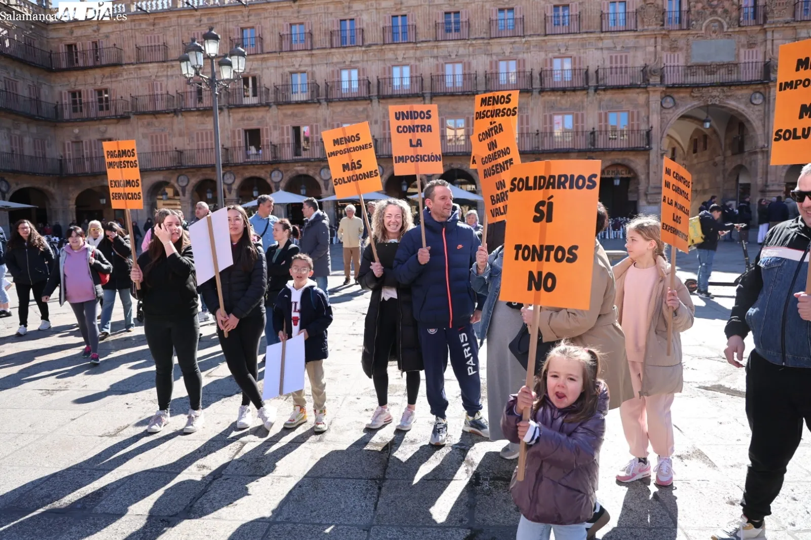 Los vecinos de Puente Ladrillo se concentran contra los centros de acogida a inmigrantes | Fotos: David Sañudo