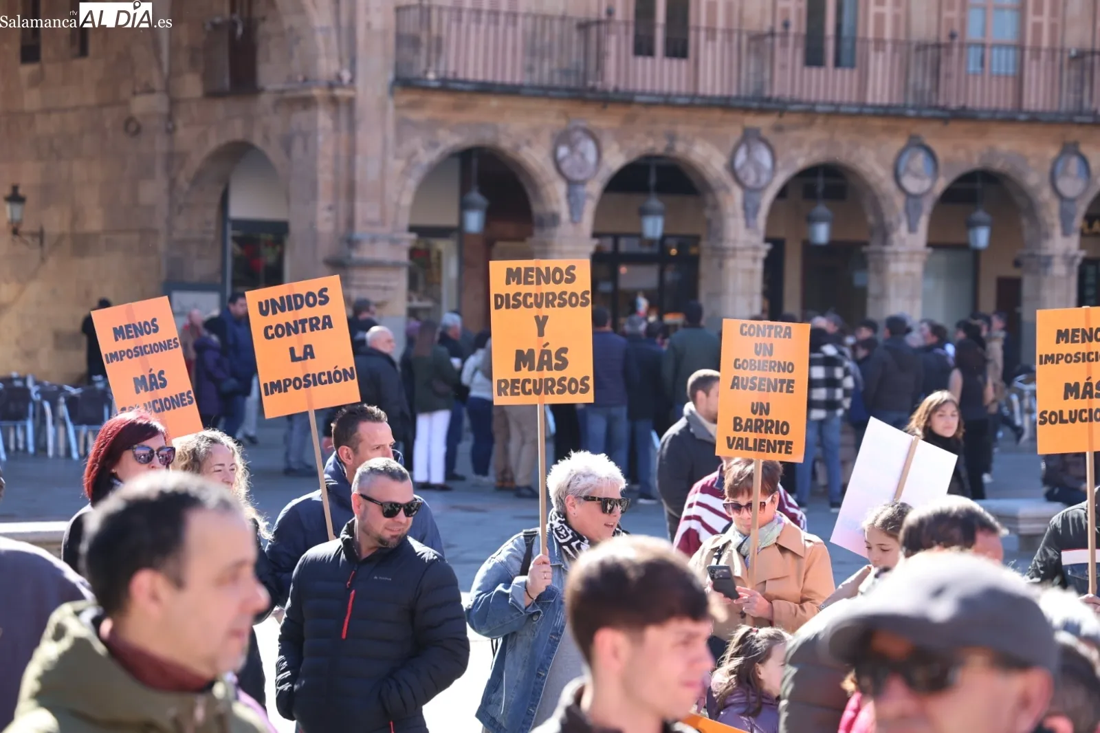 Los vecinos de Puente Ladrillo se concentran contra los centros de acogida a inmigrantes | Fotos: David Sañudo