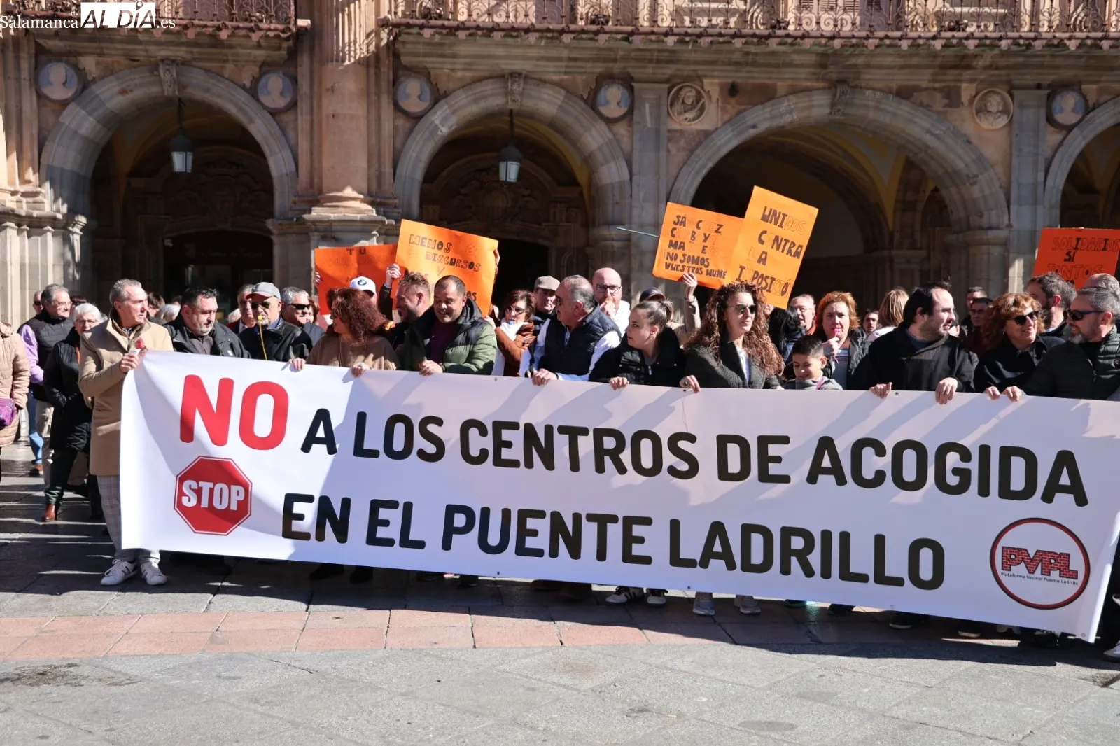 Los vecinos de Puente Ladrillo se concentran contra los centros de acogida a inmigrantes | Fotos: David Sañudo