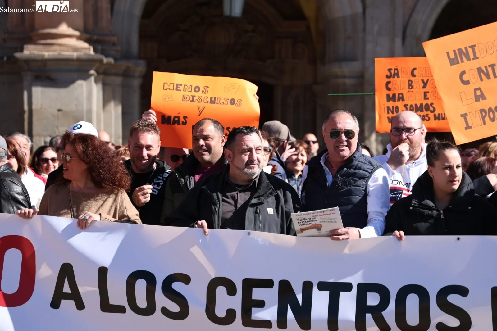 Los vecinos de Puente Ladrillo se concentran contra los centros de acogida a inmigrantes | Fotos: David Sañudo
