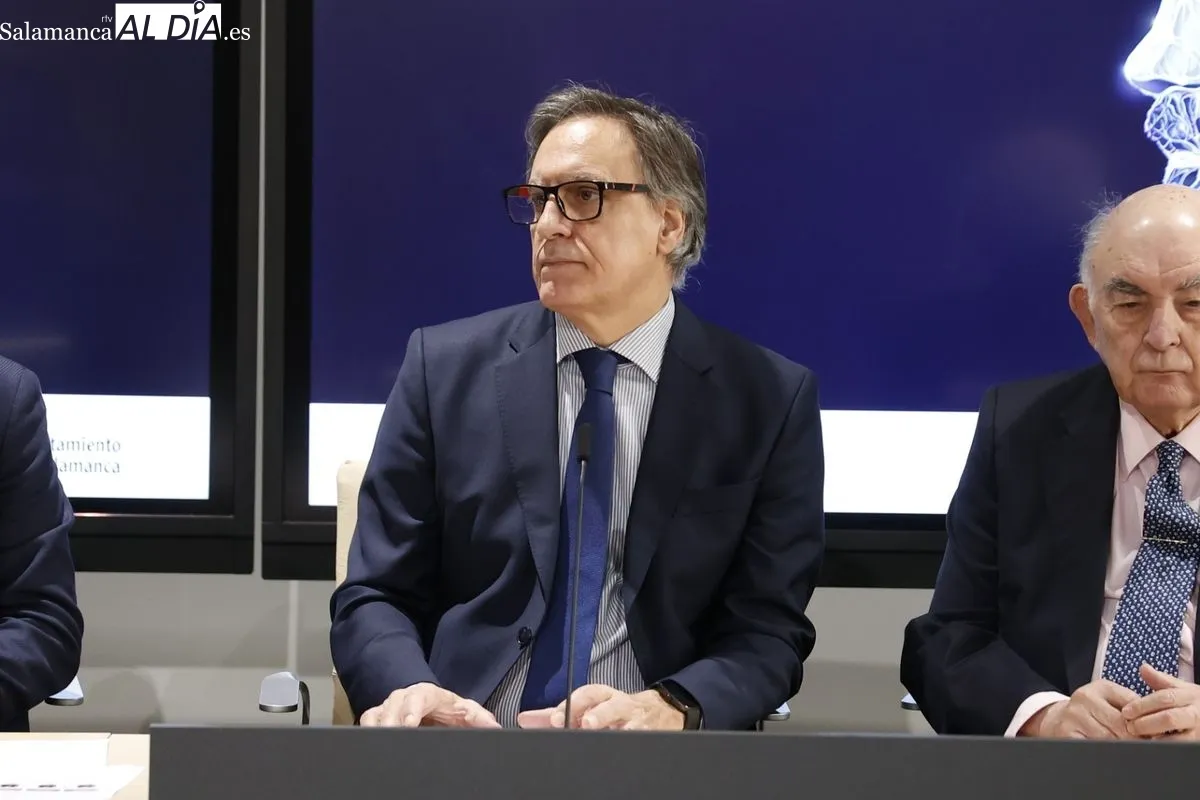 El alcalde de Salamanca, Carlos García Carbayo, en la presentación en el Centro Internacional del Español de la segunda edición de la jornada 'Salamanca: por Cajal y la Ciencia'. Foto de David Sañudo