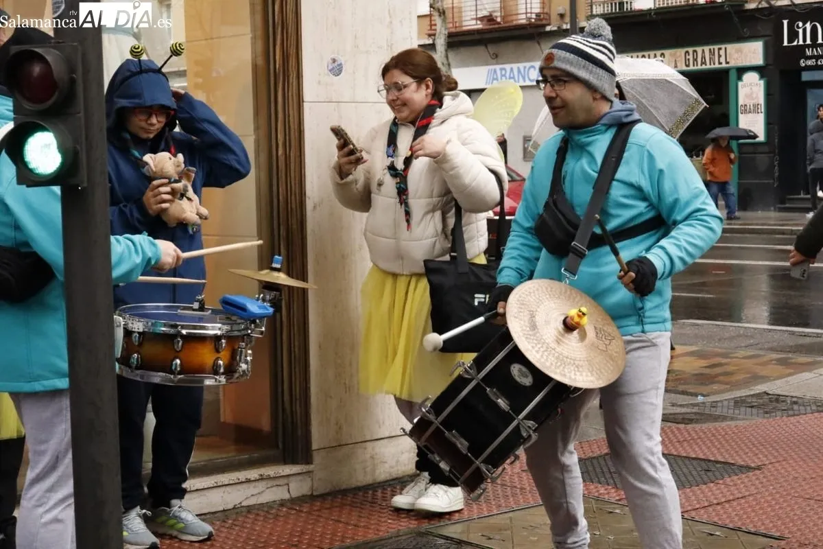 El pasacalles de Carnaval de Garrido se ha visto condicionado por la lluvia. Fotos: David Domínguez