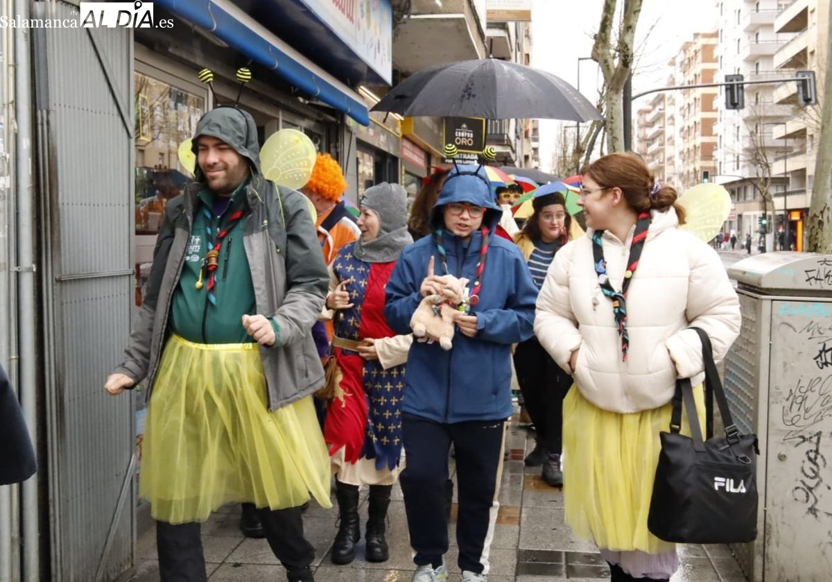 La lluvia desluce el pasacalles del Carnaval en Garrido