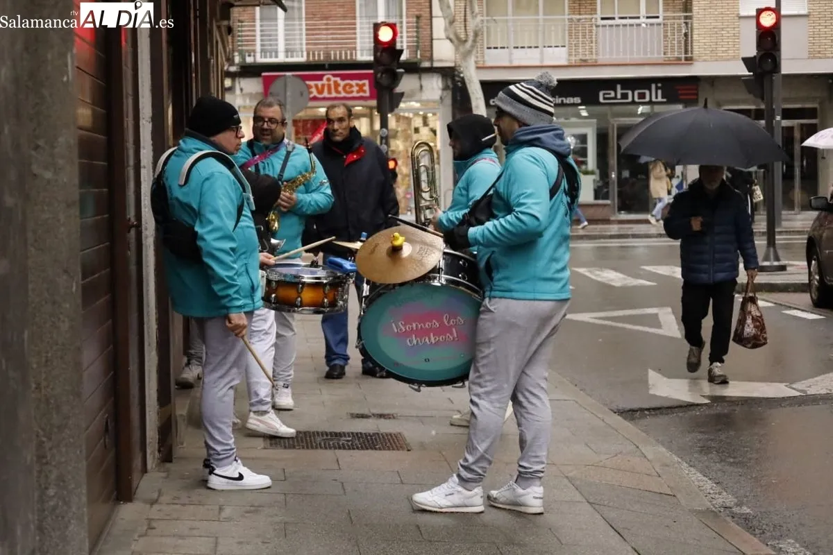 El pasacalles de Carnaval de Garrido se ha visto condicionado por la lluvia. Fotos: David Domínguez