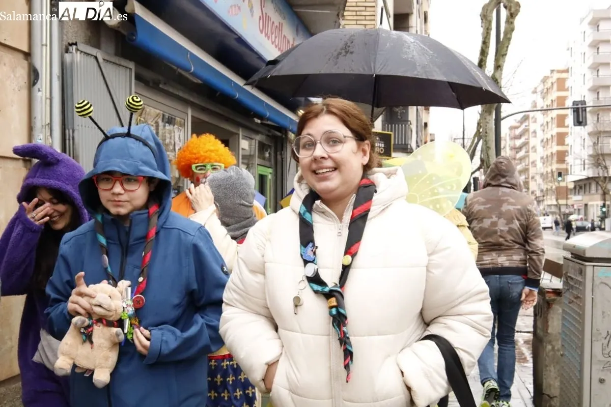 El pasacalles de Carnaval de Garrido se ha visto condicionado por la lluvia. Fotos: David Domínguez