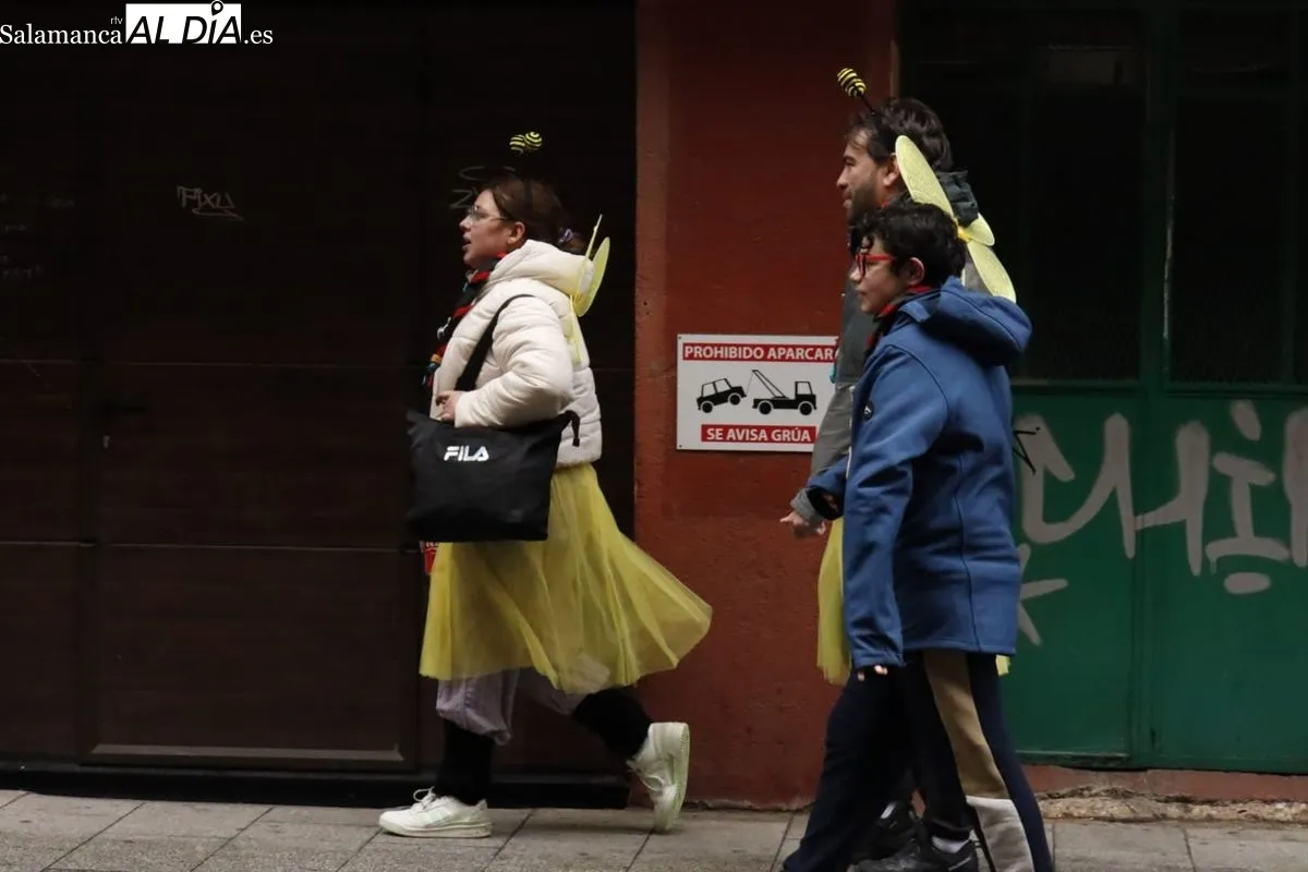 El pasacalles de Carnaval de Garrido se ha visto condicionado por la lluvia. Fotos: David Domínguez
