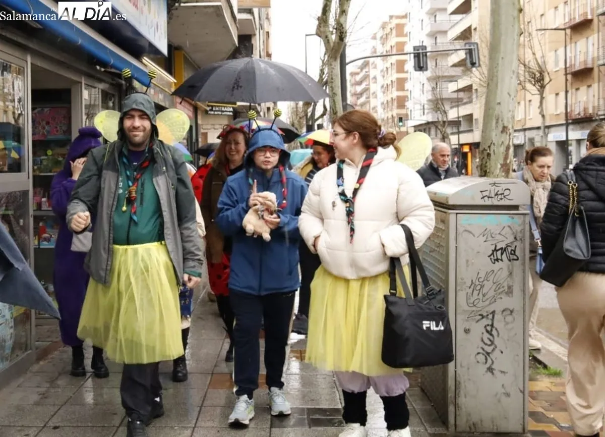 El pasacalles de Carnaval de Garrido se ha visto condicionado por la lluvia. Fotos: David Domínguez