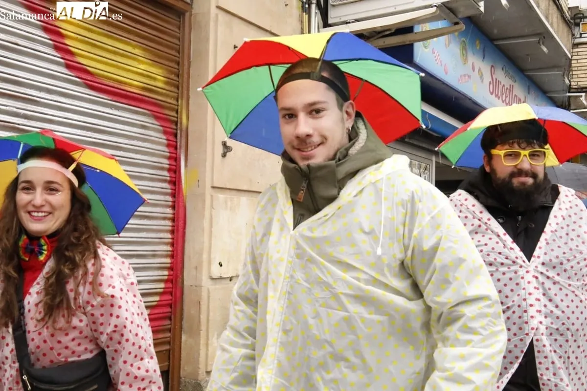El pasacalles de Carnaval de Garrido se ha visto condicionado por la lluvia. Fotos: David Domínguez