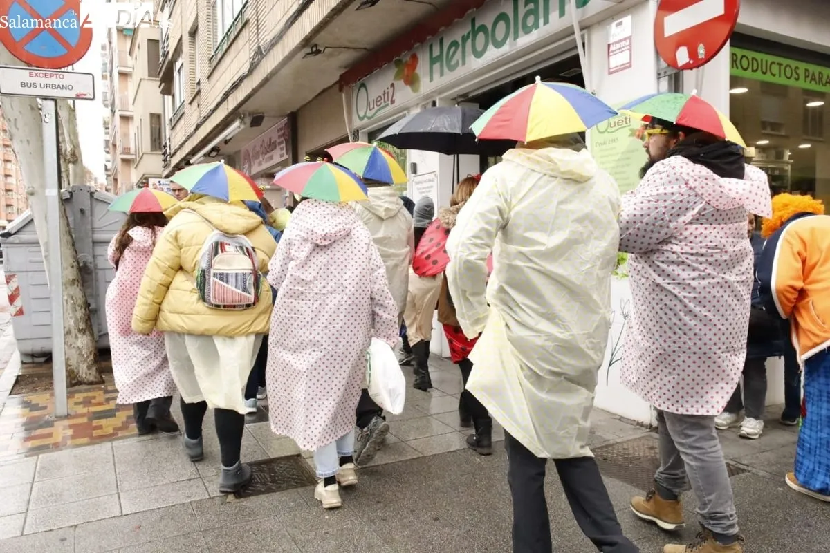 El pasacalles de Carnaval de Garrido se ha visto condicionado por la lluvia. Fotos: David Domínguez