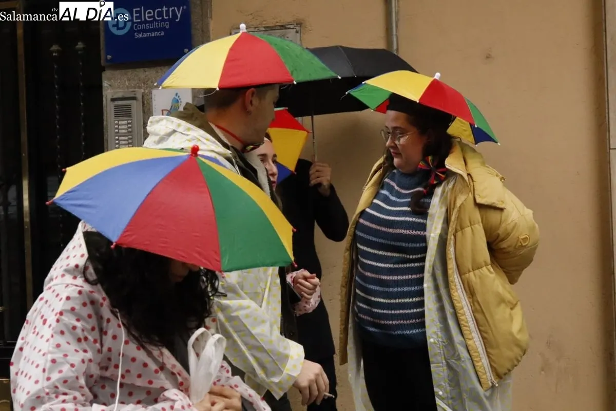 El pasacalles de Carnaval de Garrido se ha visto condicionado por la lluvia. Fotos: David Domínguez