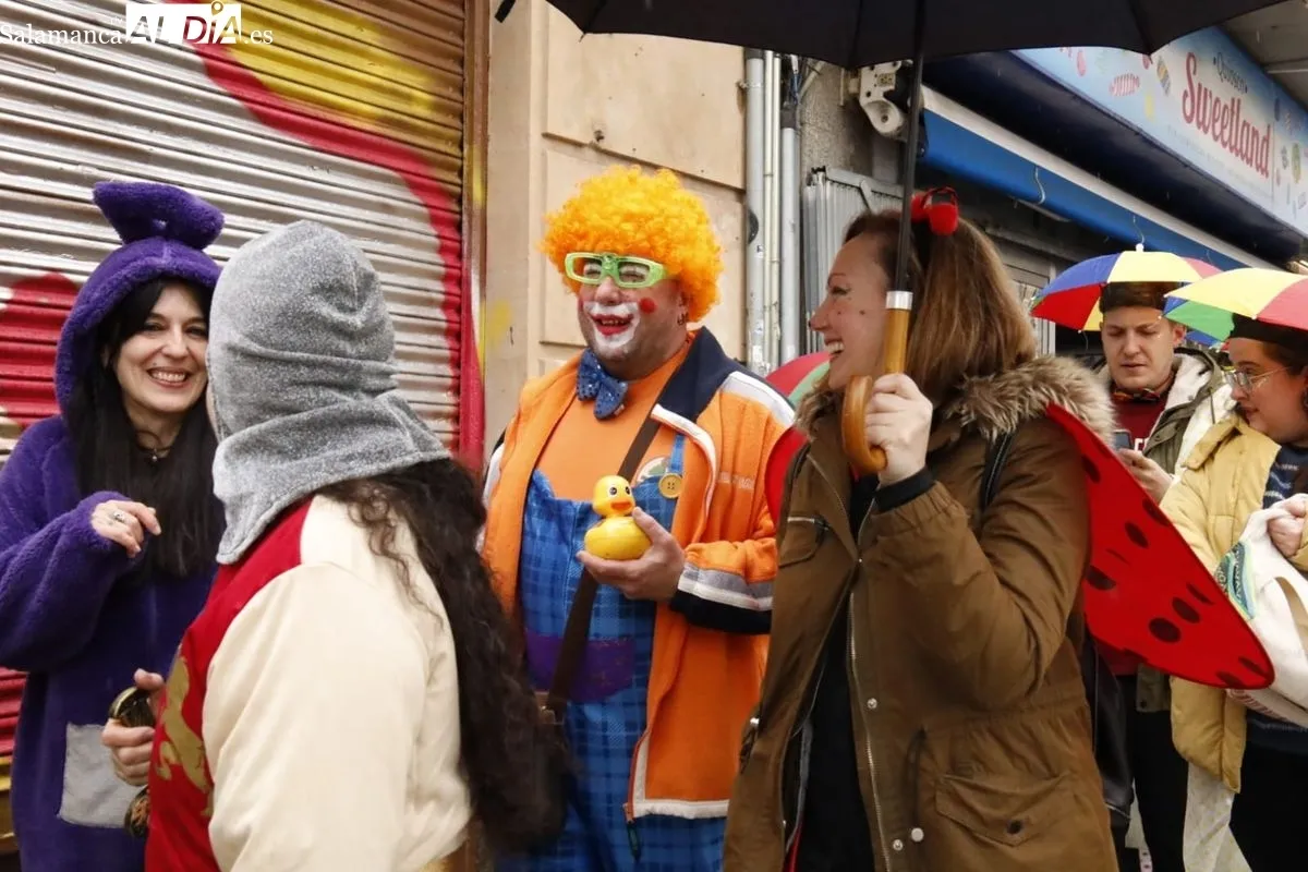 El pasacalles de Carnaval de Garrido se ha visto condicionado por la lluvia. Fotos: David Domínguez