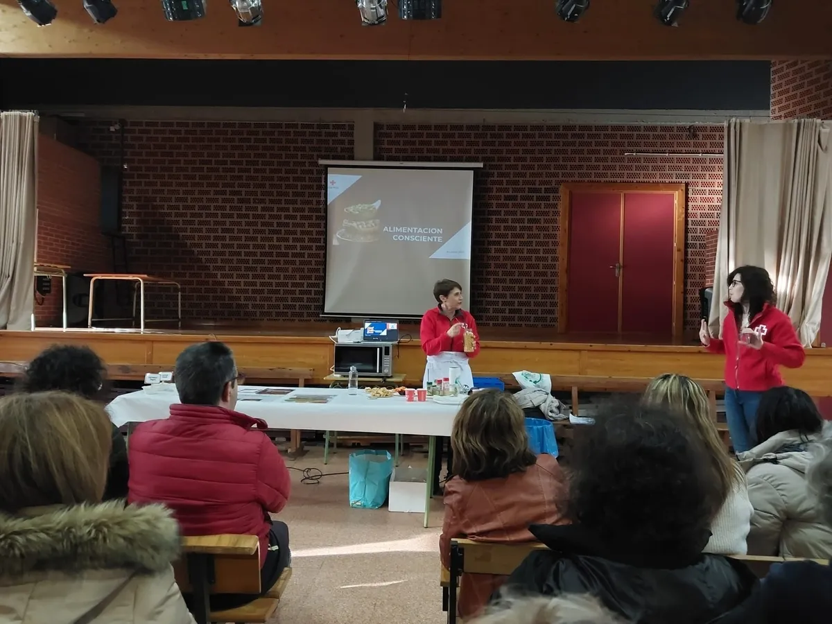 Charla sobre las legumbres impartida por Cruz Roja Vitigudino en El Cubo de Don Sancho / CORRAL 