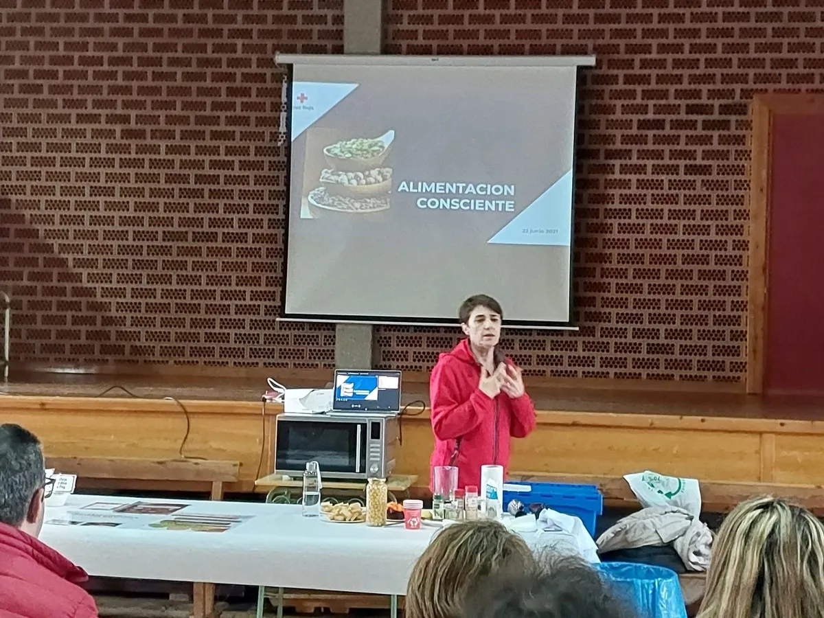 Charla sobre las legumbres impartida por Cruz Roja Vitigudino en El Cubo de Don Sancho / CORRAL 