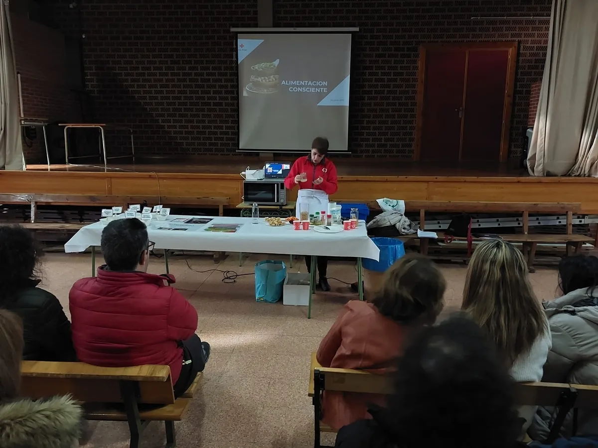 Charla sobre las legumbres impartida por Cruz Roja Vitigudino en El Cubo de Don Sancho / CORRAL 