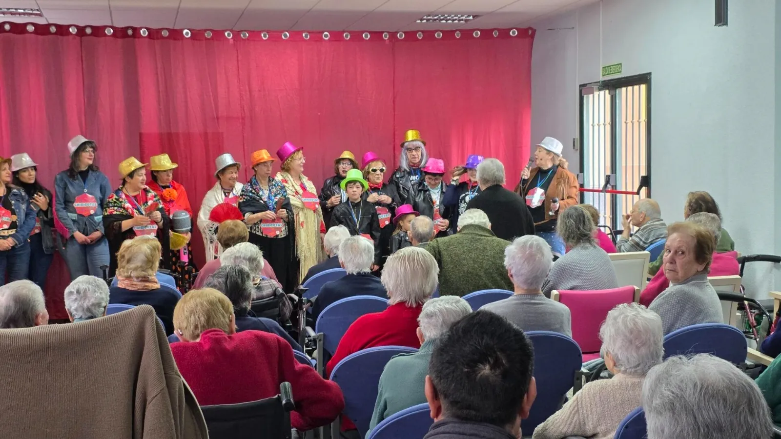 Foto 3 - Los mayores de Guijuelo tambi&eacute;n bailan al ritmo del Carnaval