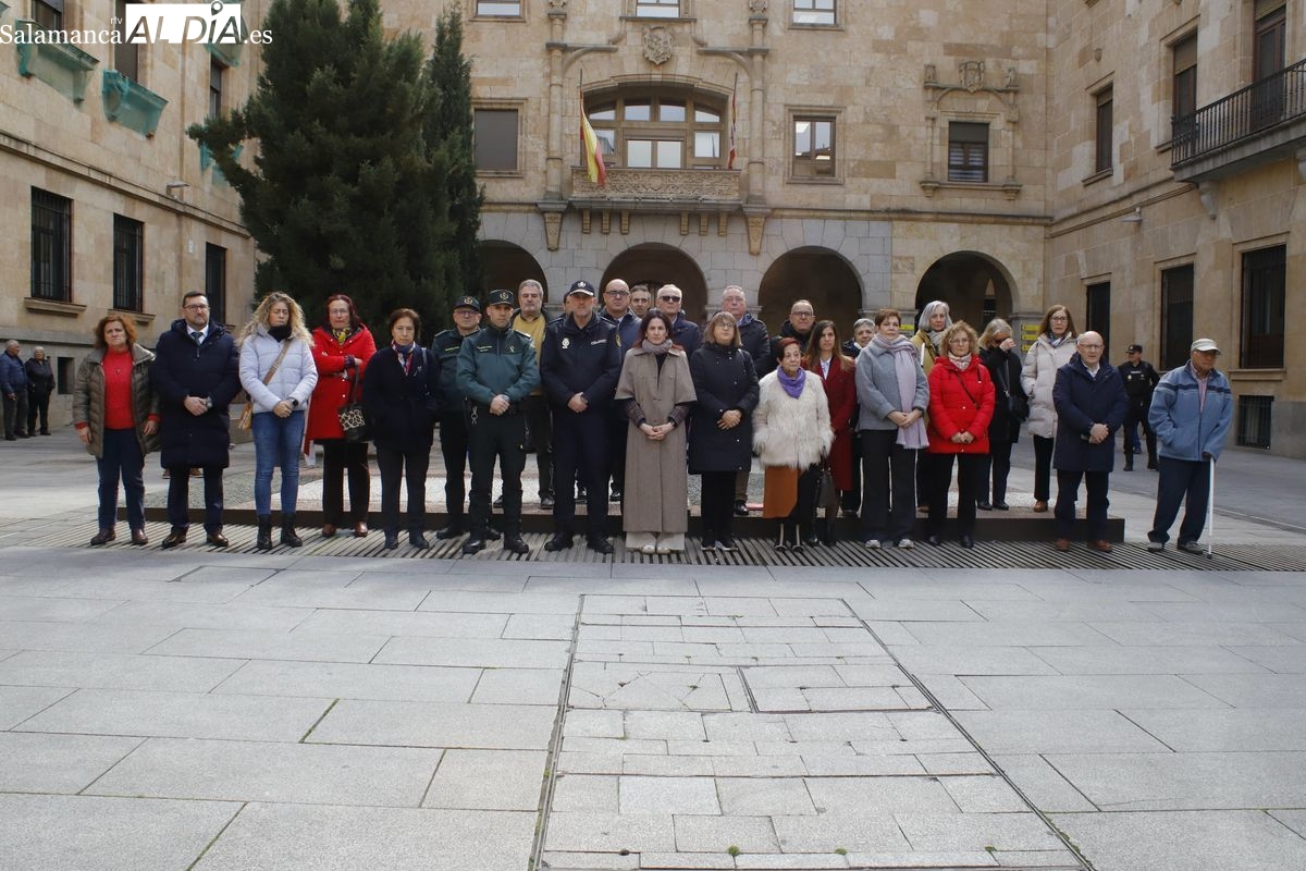 Salamanca recuerda con un emotivo minuto de silencio a las víctimas por violencia de género (FOTOS)