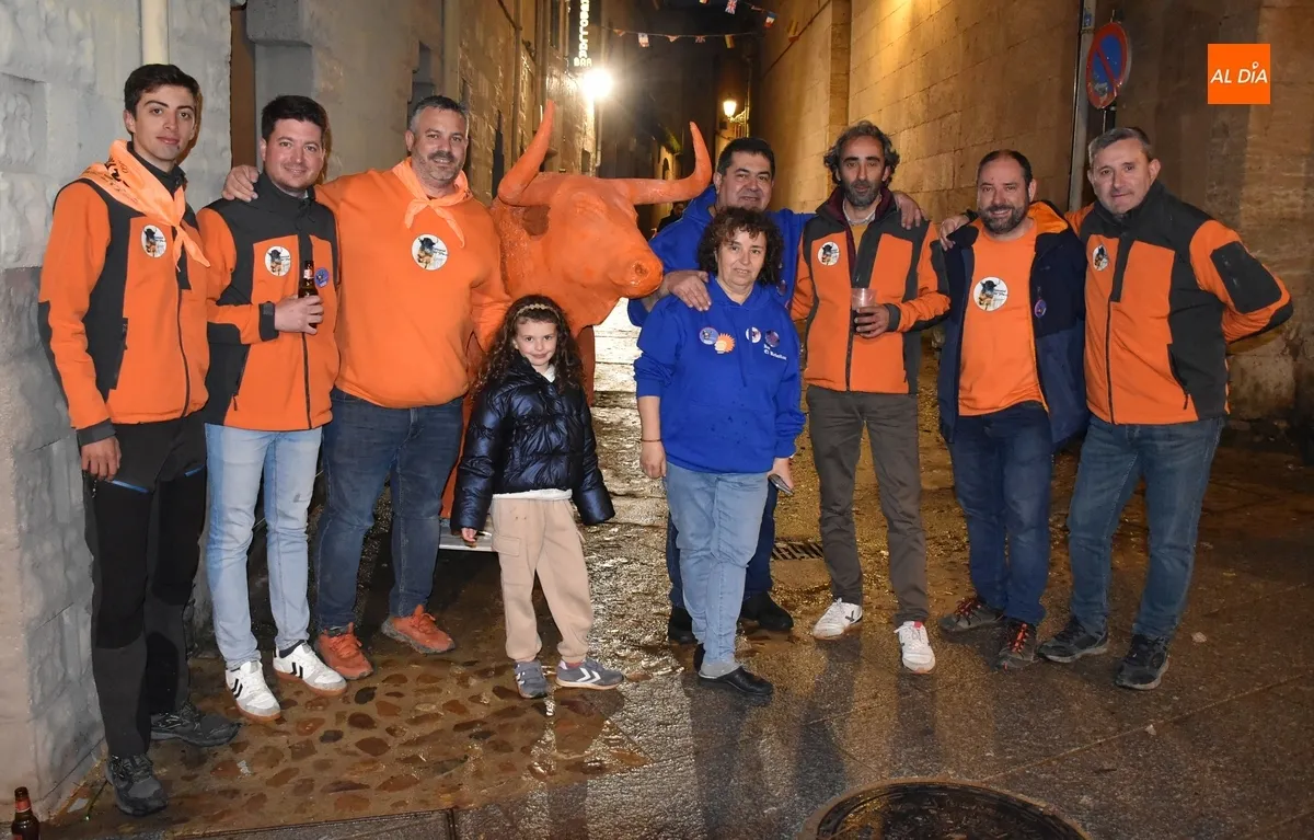 Foto 2 - La novedosa quema coral del Toro de Cenizos pone el broche oficial al Carnaval 2025