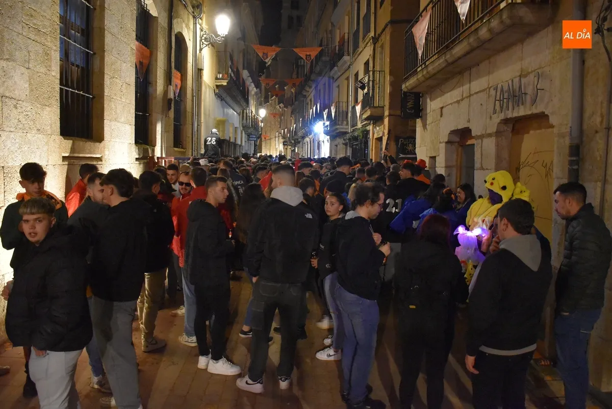 Foto 8 - Un enorme gorila recorre las calles, en las que hubo hasta manteos de cumplea&ntilde;os
