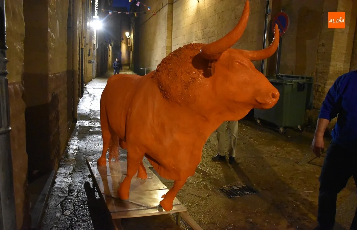Foto 3 - La novedosa quema coral del Toro de Cenizos pone el broche oficial al Carnaval 2025