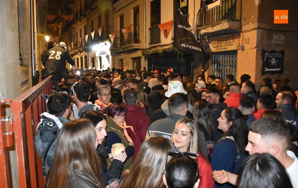 Foto 9 - Un enorme gorila recorre las calles, en las que hubo hasta manteos de cumplea&ntilde;os