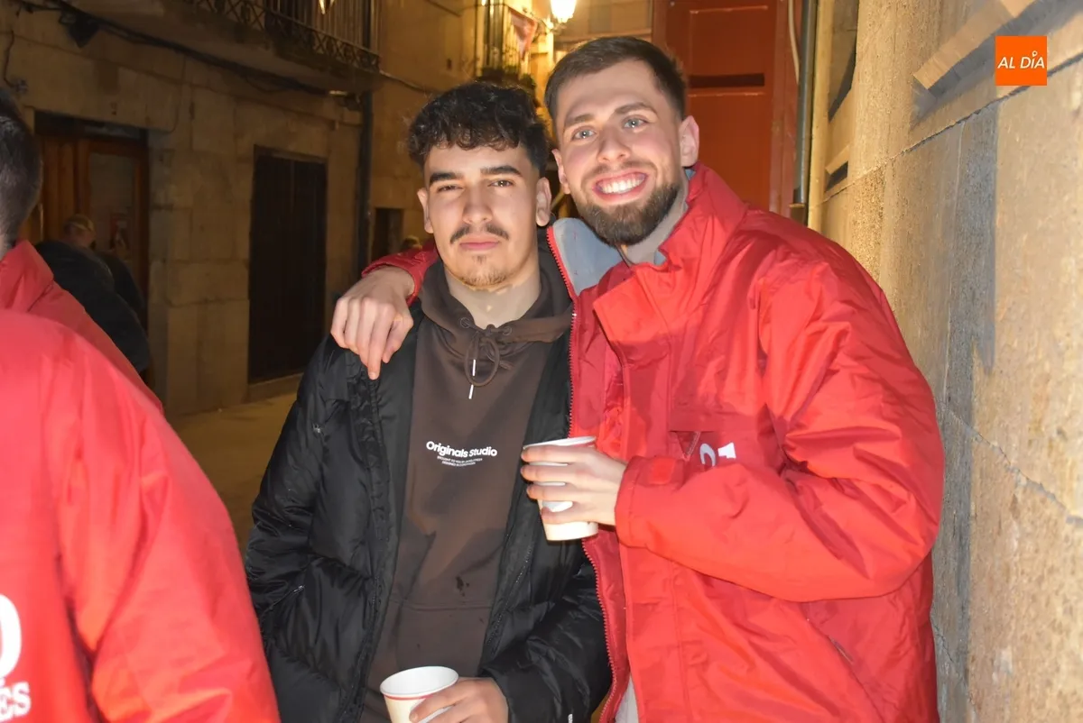Foto 10 - Un enorme gorila recorre las calles, en las que hubo hasta manteos de cumplea&ntilde;os