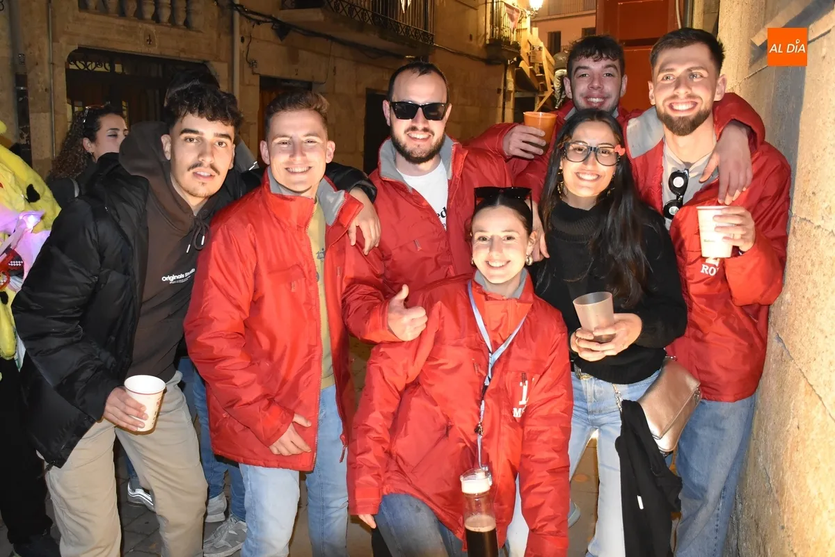 Foto 11 - Un enorme gorila recorre las calles, en las que hubo hasta manteos de cumplea&ntilde;os