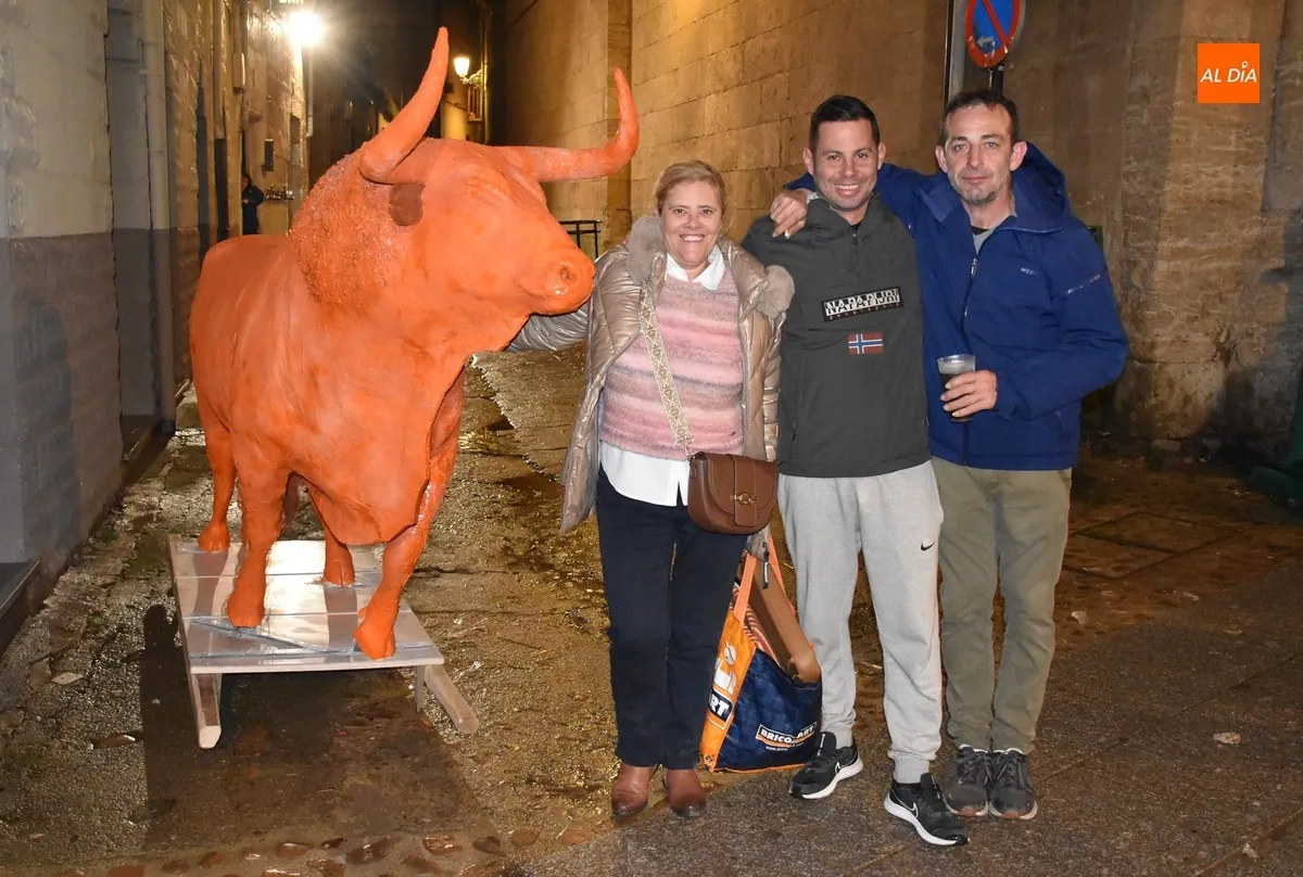 Foto 5 - La novedosa quema coral del Toro de Cenizos pone el broche oficial al Carnaval 2025