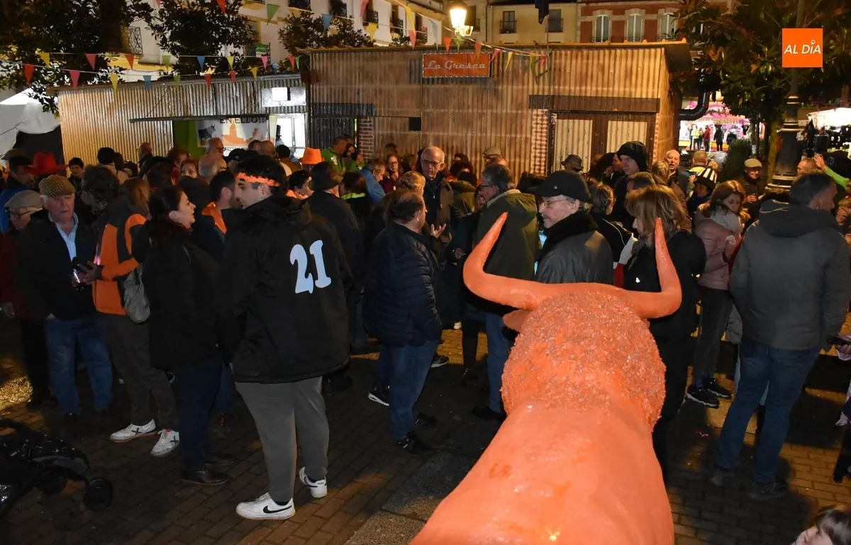 Foto 8 - La novedosa quema coral del Toro de Cenizos pone el broche oficial al Carnaval 2025