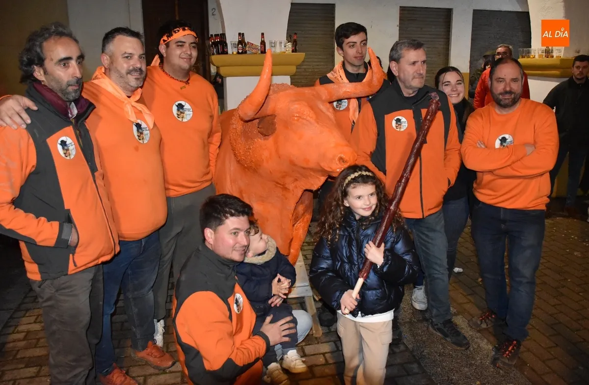 Foto 10 - La novedosa quema coral del Toro de Cenizos pone el broche oficial al Carnaval 2025