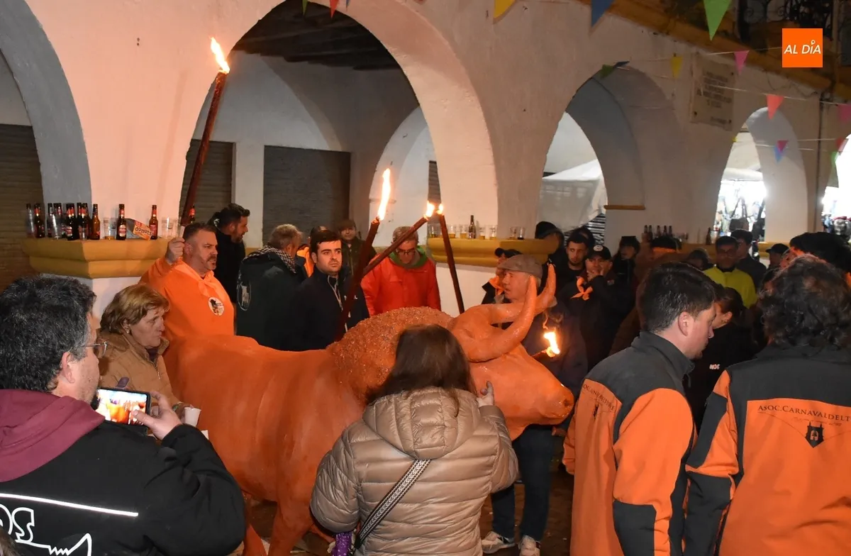 Foto 11 - La novedosa quema coral del Toro de Cenizos pone el broche oficial al Carnaval 2025