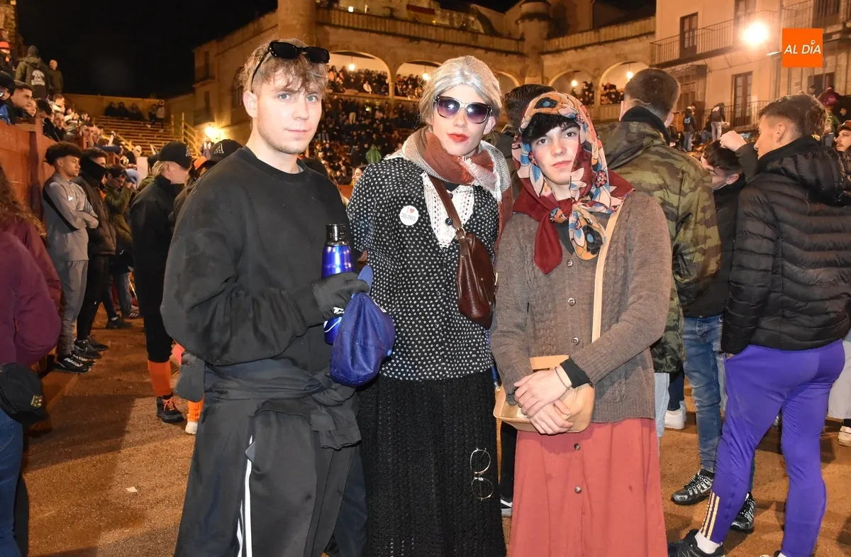 Foto 2 - Los j&oacute;venes viven sobre la arena de la Plaza su &uacute;ltimo gran encuentro en el marco del Carnaval 2025