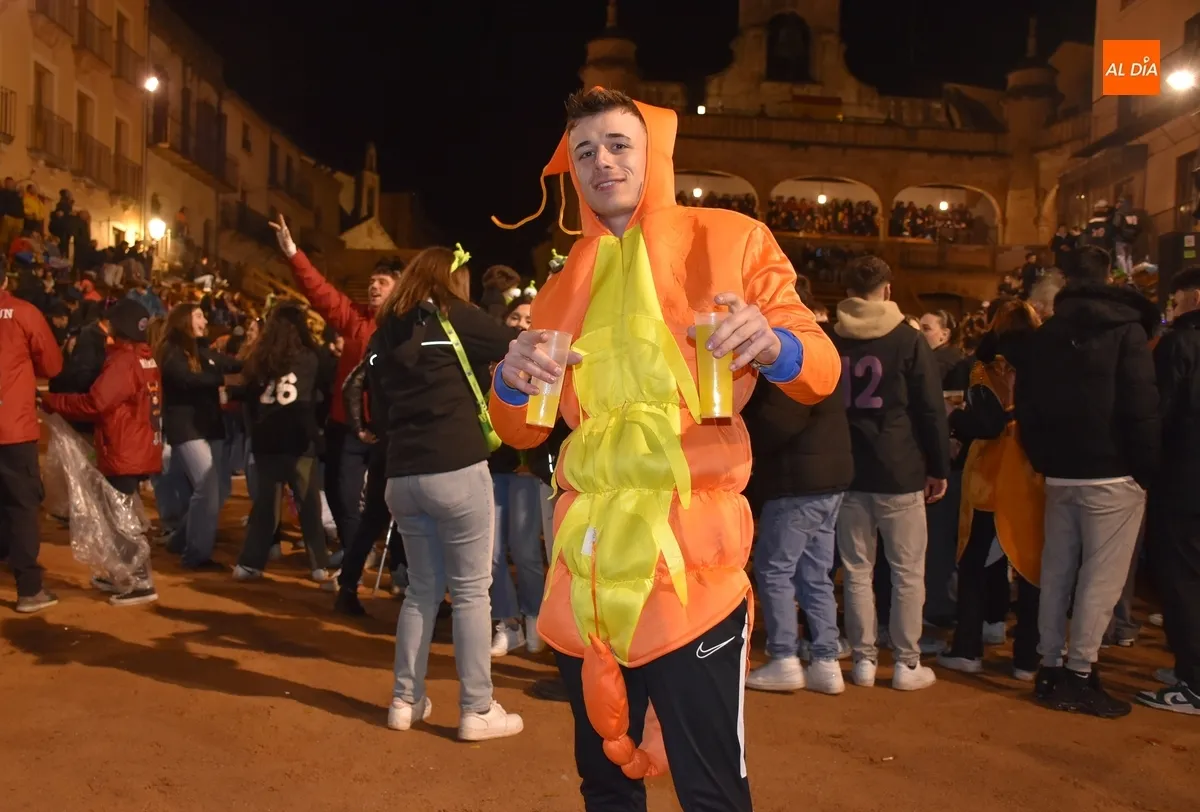 Foto 3 - Los j&oacute;venes viven sobre la arena de la Plaza su &uacute;ltimo gran encuentro en el marco del Carnaval 2025