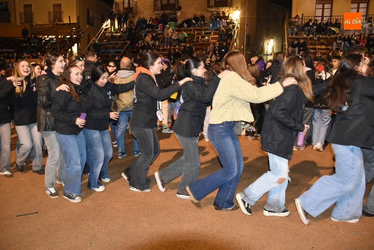 Foto 6 - Los j&oacute;venes viven sobre la arena de la Plaza su &uacute;ltimo gran encuentro en el marco del Carnaval 2025
